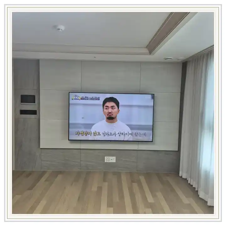 벽걸이TV 거치대 참고 사진 · 퀸즈W청량리역 설치 조건
